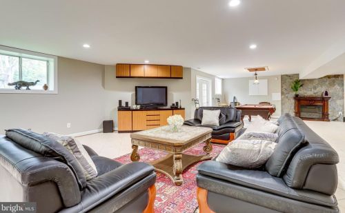 10108 Nedra Dr, Great Falls VA  22066-2835 exterior