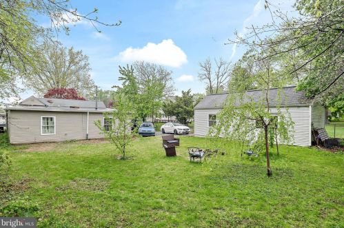 5001 Sunset Dr, Harrisburg PA  17112-2168 exterior