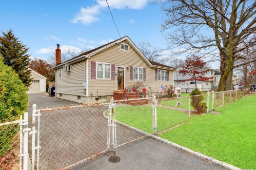 127 1st St, West Islip, NY 11795-2101