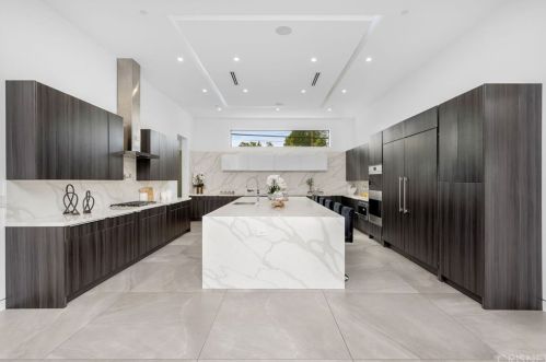 18067 Calvert St, Van Nuys CA 91316-1216 exterior