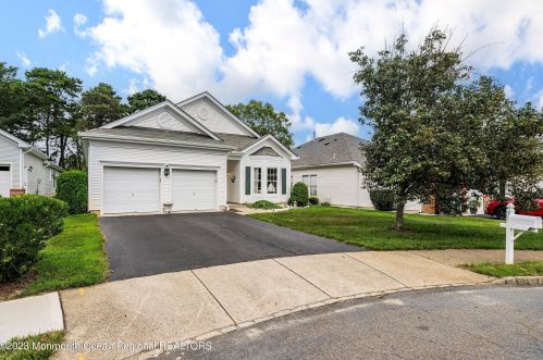 37 Quicksilver Ct, Lakewood, NJ 08701-7534