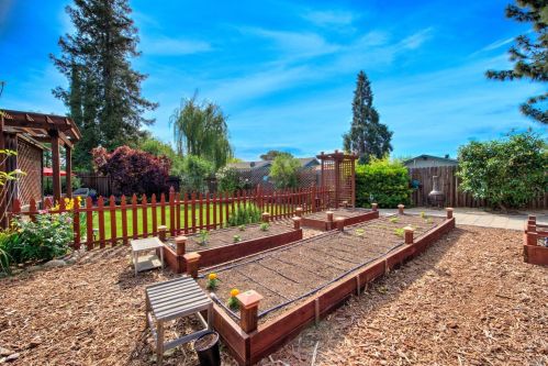 1000 Woodridge Dr, Vacaville CA  95687-6440 exterior