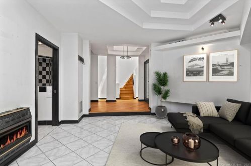 15 Sky Line Dr, Bridgeport CT  06612-1057 exterior