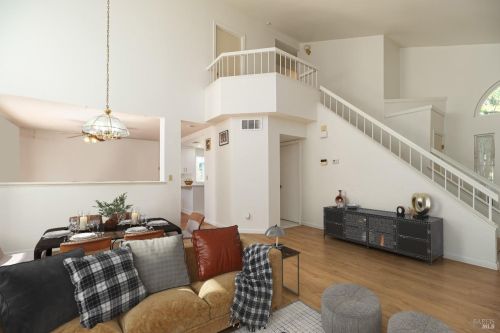 818 Cameron Ct, Vacaville, CA 95687-7303