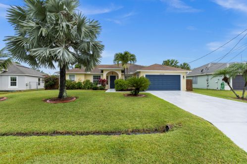 5250 Mayfield Ln, Fort Pierce, FL 34983-5351