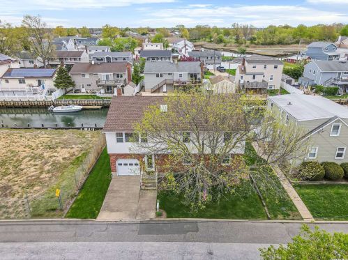 2661 Peconic Ave, Seaford, NY 11783-3451