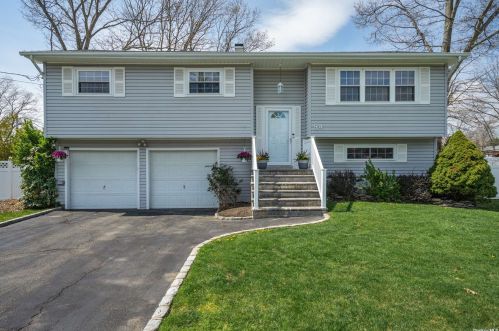 84 Woodlawn Ave, Deer Park, NY 11729-1119