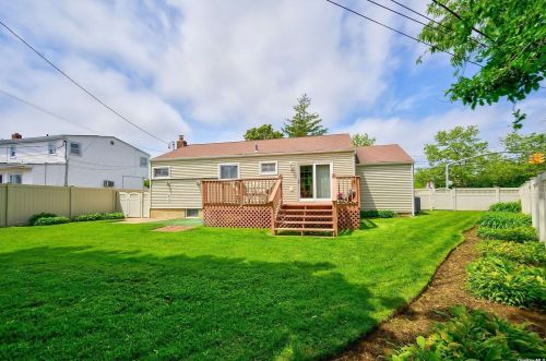 101 Cedar St, Hicksville NY  11801-3242 exterior
