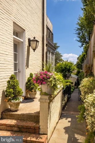 3210 R St, Washington DC  20024-3419 exterior