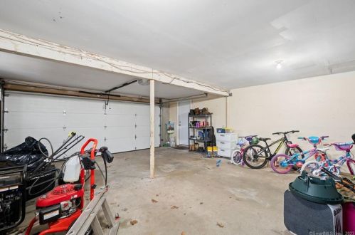 11 Palmer Dr, Gales Ferry CT  06335-1529 exterior