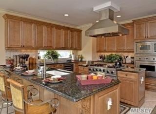 19 Hamlet Woods Dr, Head Of The Harbor NY  11780-3166 exterior
