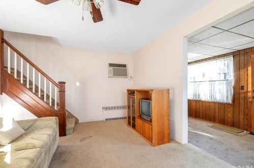 92-24 242nd St, Jamaica, NY 11426-1363