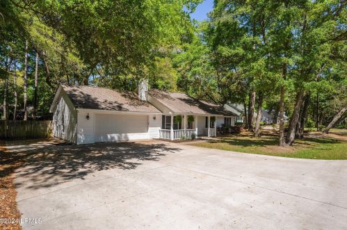 9 Miller Dr, Beaufort, SC 29907-2635