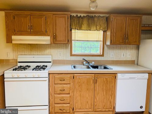 655 Lilac Dr, Smithville PA  17560-9686 exterior