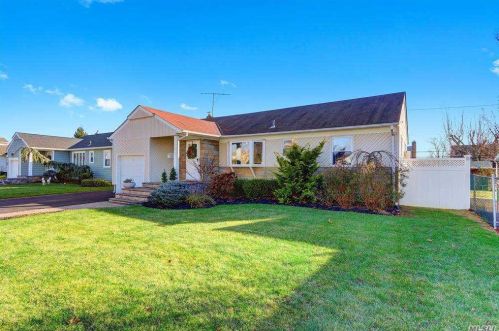 2106 Central Dr, Hempstead, NY 11554-5114