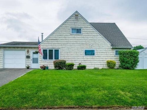 44 Wedgewood Ln, North Wantagh, NY 11793-1205