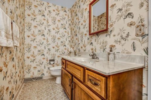 2002 Beechcroft Ct, Cincinnati OH 45233-1713 exterior