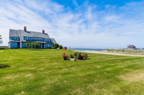 35 Beach Pond Rd, Groton, CT 06340-5903