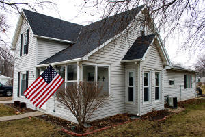 425 Maxwell St, Iowa Center, IA 50161-2015