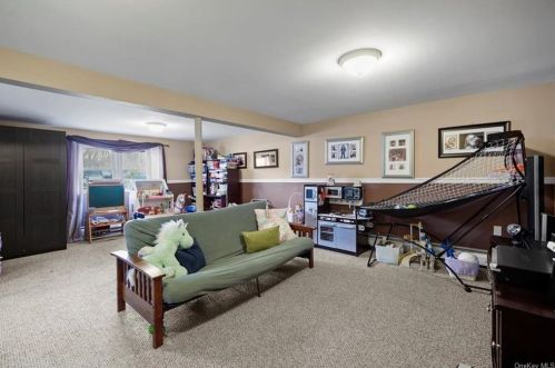 80 Friendly Rd, Mahopac NY  10541-1922 exterior