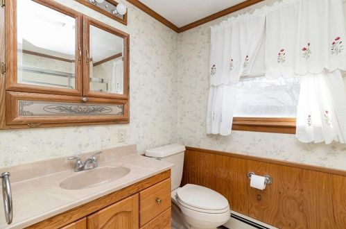 59 Grinnell Ave, Tiverton RI  02878-1901 exterior