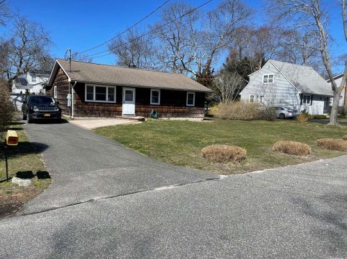 15 Heather Dr, Center Moriches, NY 11934-3103