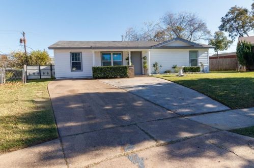 526 Himes Dr, Euless, TX 76039-3611