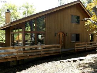532 Gem Dr, Roseburg, OR 97471-8649