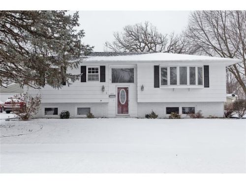 1071 Rainbow Blvd, Hiawatha, IA 52233-1935