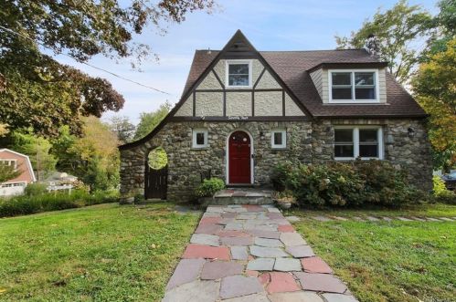 74 Lake Blvd, Mahopac, NY 10541-3133