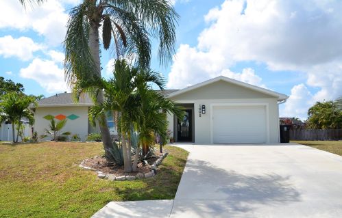 1998 Crowberry Dr, Fort Pierce, FL 34983-4675