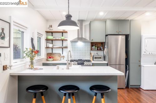 1058 56th St, Oakland CA 94608-2745 exterior