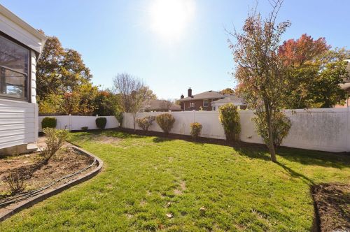 40 Ridge Dr, Westbury, NY 11590-2713
