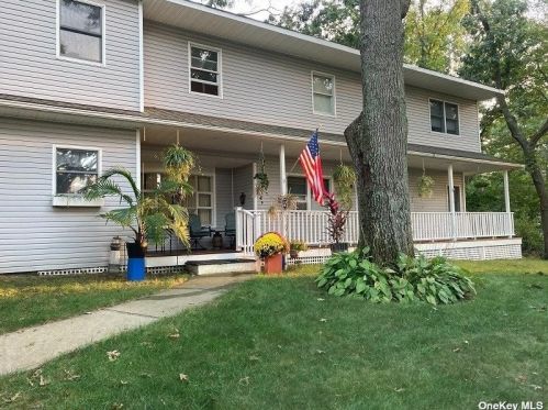 2 Renee Ct, South Setauket, NY 11720-4424