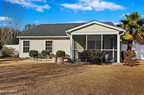 4 Lakeside Dr, Bluffton SC  29910-8015 exterior