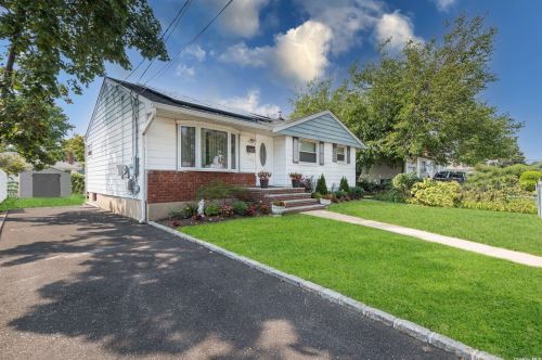 171 Pearl St, Westbury, NY 11590-4020