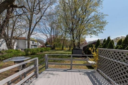 956 Huntington Rd, Stratford CT  06614-2736 exterior