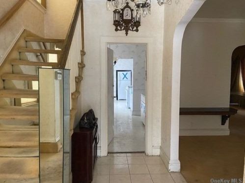 401 Buckingham Rd, Cedarhurst, NY 11516-1132