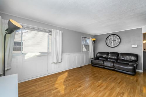 325 Guyer St, Hobart, IN 46342-2945