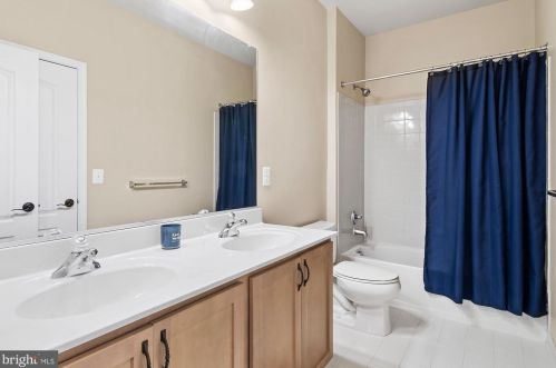 5737 Waterloo Bridge Cir, Haymarket VA  20169-8117 exterior