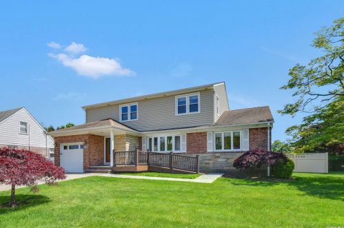1022 Maple Ln, New Hyde Park, NY 11040-2304
