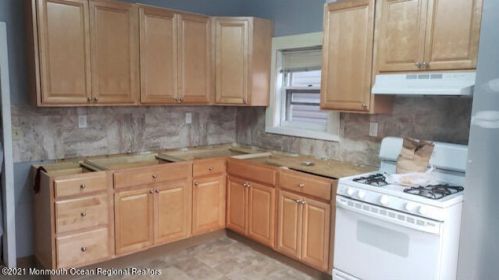 36 10th St, Bayonne, NJ 07002-2513