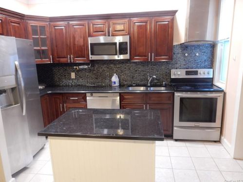 34 Hartley Ave, Mount Vernon NY  10550-1124 exterior