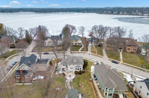330 Woodland Ln, Oconomowoc, WI 53066-2735
