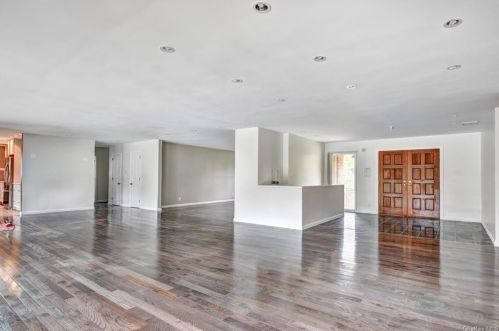 811 Sackett Lake Rd, Monticello, NY 12701-4756