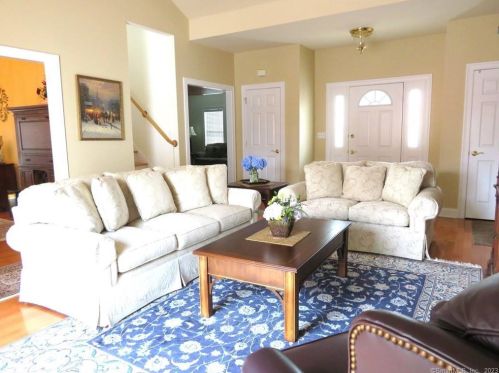 7 Balsam Rdg Cir, Wallingford CT 06492-4377 exterior