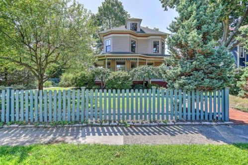 146 Arnold Ave, Providence, RI 02905-3816