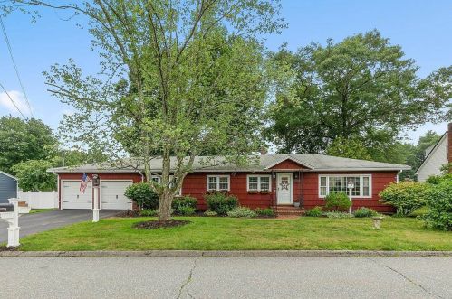 11 Charles St, Salem, NH 03079-2516