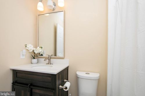 106 Alexander Rd, Beverly NJ  08010-3112 exterior