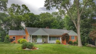 123 Pond Rd, Stamford, CT 06902-1815